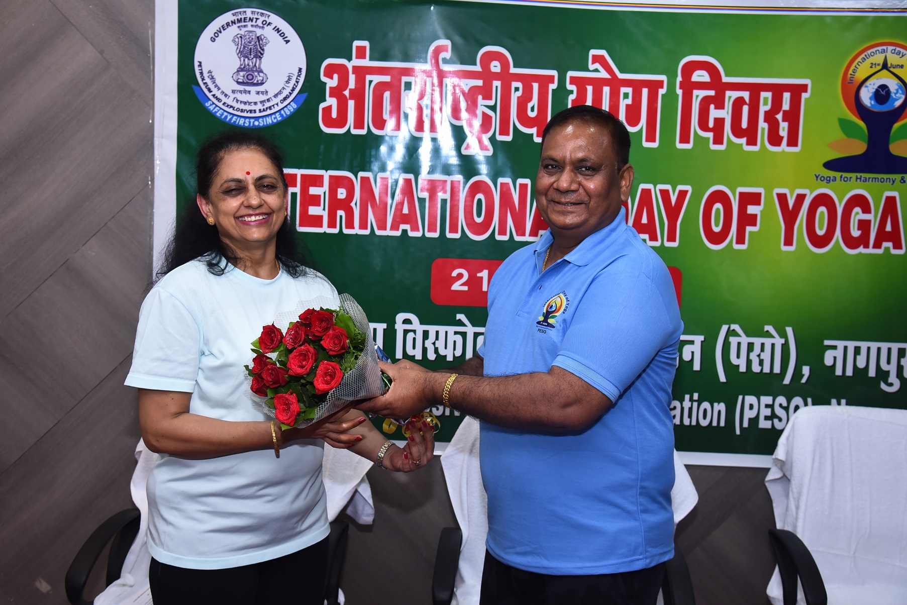 श्री पी कुमार, मुख्य विस्फोटक नियंत्रक, 21 जून 22 को अंतर्राष्ट्रीय योग दिवस समारोह में योग विशेषज्ञ श्रीमती सुजाता कुलकर्णी का स्वागत करते हुए