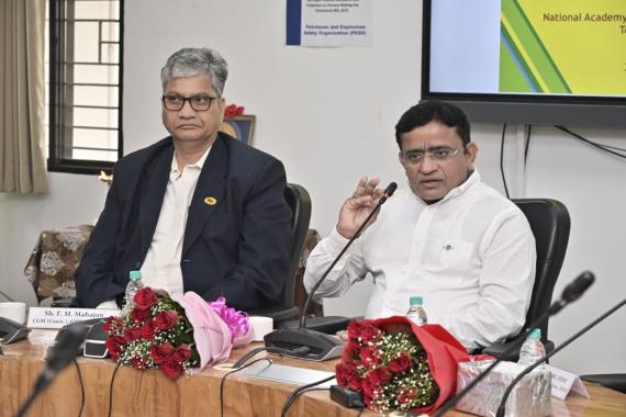 Shri R. N. Meena, Chief Controller of Explosives, addressing the participants during the training session on latest developments and statutory requirements for City Gas Distribution companies