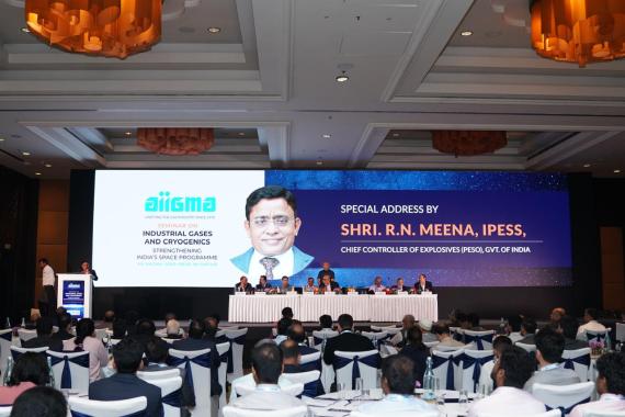 Shri R. N. Meena, Chief Controller of Explosives, addressing the Seminar on Industrial Gases and Cryogenics, organized by AIIGMA in association with ISRO and PESO, on 09.01.2026 at Bengaluru